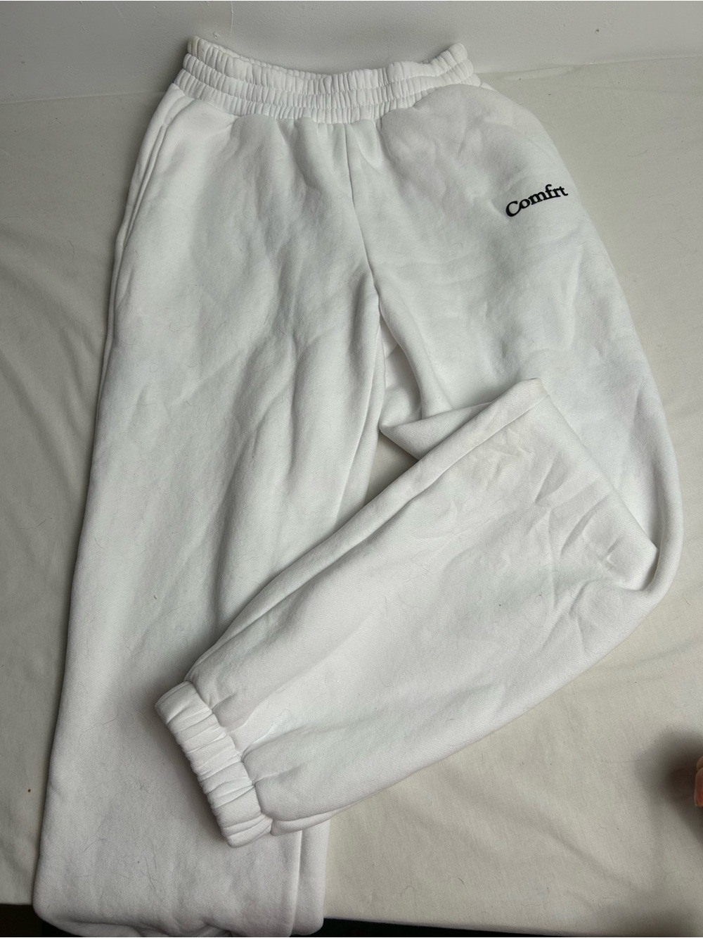 Comfrt women’s White Fleece Jogger Pants size small